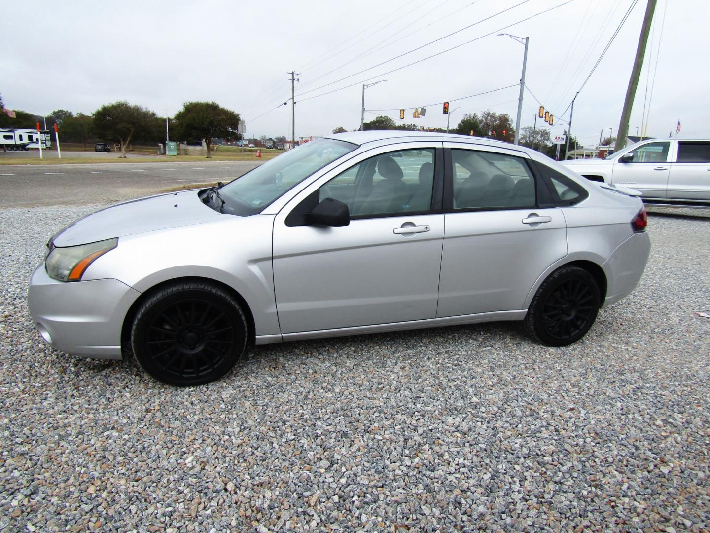 2011 Silver /Gray Ford Focus SES Sedan (1FAHP3GN4BW) with an 2.0L L4 DOHC 16V engine, Automatic transmission, located at 15016 S Hwy 231, Midland City, AL, 36350, (334) 983-3001, 31.306210, -85.495277 - Photo#2